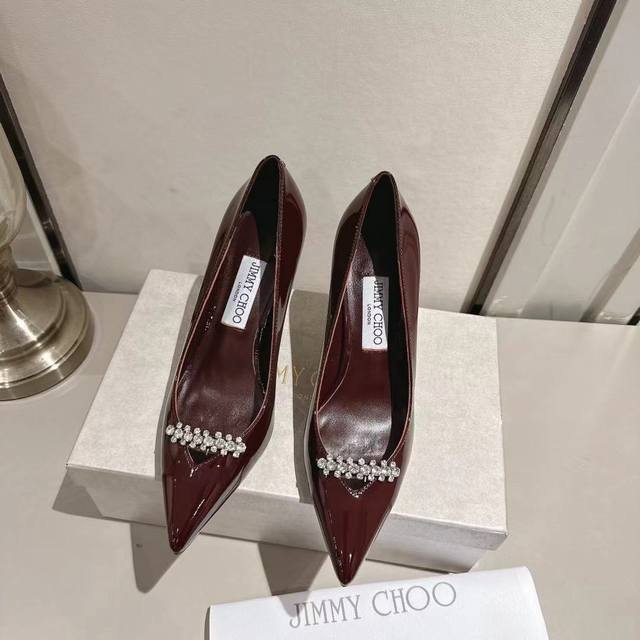 工厂P价 女装女鞋 运动原单 Jimmychoo 周仰杰这一季的新款很美哟[萌萌哒R][萌萌哒R] 可以小小期待一下啦～ 新款Belinda搭配了8.5厘米可爱