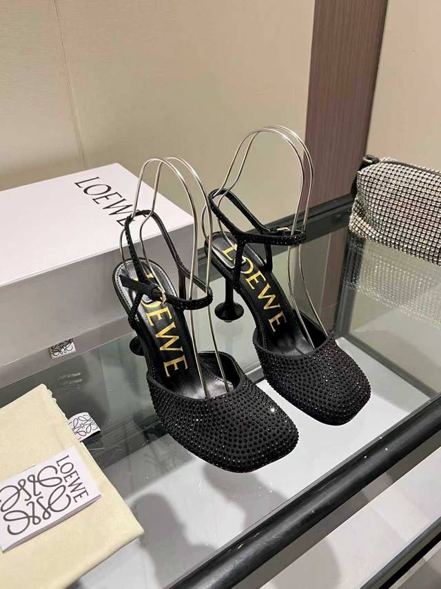 工厂P价 女装女鞋 运动原单最新罗意威Loewe Ss夏季限量版的凉鞋，搭配春夏最火的色调，真正的精品时尚鞋，加若隐若现的美感，采用细腻进口的小牛皮，触碰皮面就