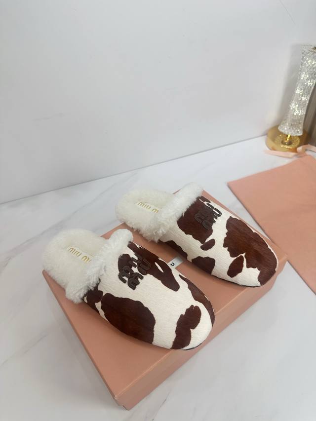 工厂P价 女装女鞋 运动原单 2025 新款新品 Miu Miu 全新超美装饰搭配,时尚淑女气质十足 双色拼接 又不乏美艳色彩,外侧附带弹力象巾 上脚非常方便意