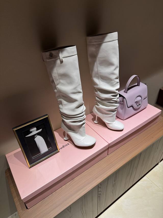 工厂P价 女装女鞋 运动原单 罗意威Loewe经典超长裤腿靴 标志性的头型、烤漆异形跟、以及长裤纽扣设计。