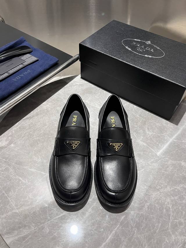 调工厂P价 男装男鞋 运动原单 Prada普拉达高端男士热卖精品休闲皮鞋，进口牛皮革乐福鞋将工致元素与摩登魅力融合，韧性强耐折不易变形，经久耐穿！进口水染牛皮内