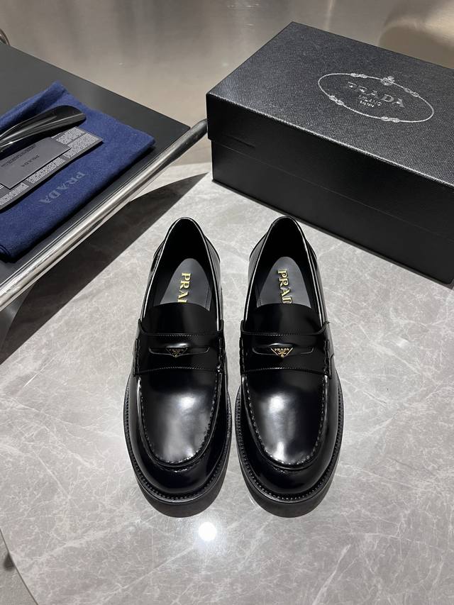 调工厂P价 男装男鞋 运动原单 Prada普拉达高端男士热卖精品休闲皮鞋，进口亮面牛皮革乐福鞋将工致元素与摩登魅力融合，韧性强耐折不易变形，经久耐穿！进口水染牛