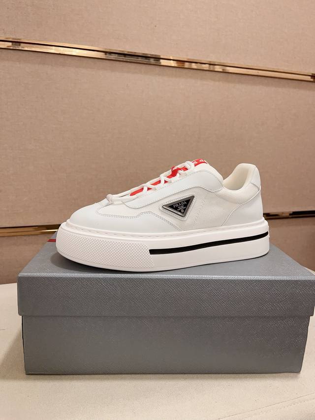 调工厂P价 男装男鞋 运动原单高版本 高品质新款Prada 普拉达 专柜同步上市， 新款男鞋、面料精选头层牛皮，纯手工艺制作而成。内里:全牛皮内里。高端气垫开模