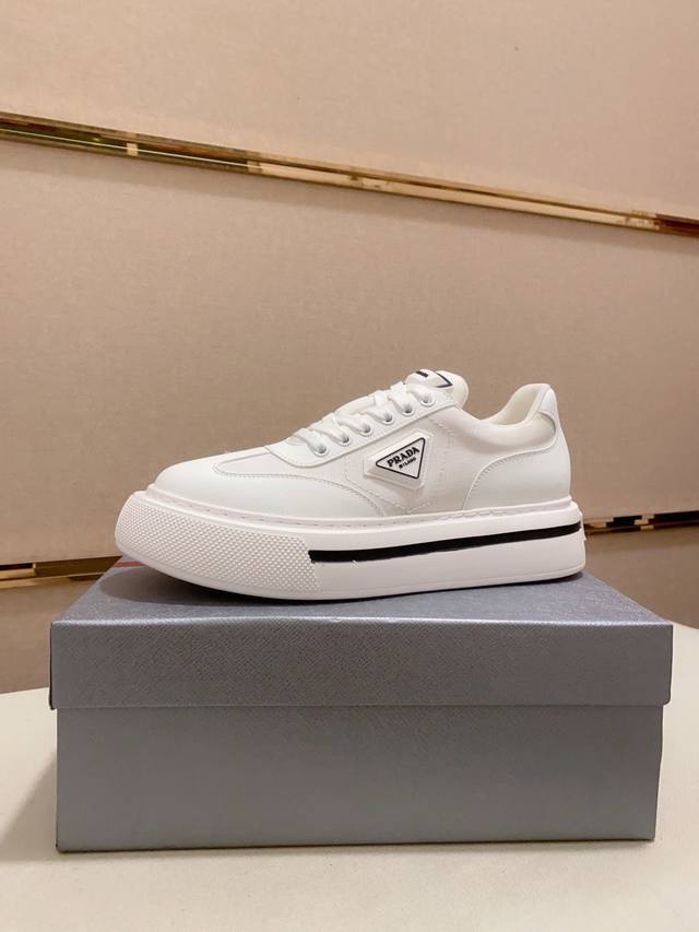 调工厂P价 男装男鞋 运动原单高版本 高品质新款Prada 普拉达 专柜同步上市， 新款男鞋、面料精选高科技滴胶工艺制作而成。内里:全牛皮内里。高端气垫开模防滑