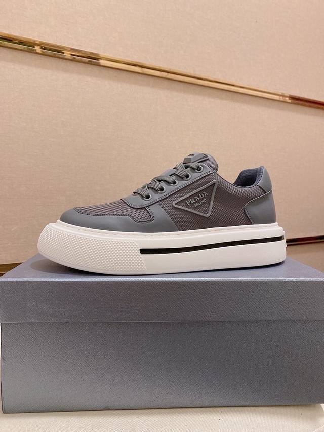 调工厂P价 男装男鞋 运动原单高版本 高品质新款Prada 普拉达 专柜同步上市， 新款男鞋、面料精选高科技滴胶工艺制作而成。内里:全牛皮内里。高端气垫开模防滑