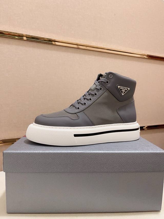 调工厂P价 男装男鞋 运动原单高版本 高品质新款Prada 普拉达 高帮专柜同步上市， 新款男鞋、面料精选高科技滴胶工艺制作而成。内里:全牛皮内里。高端气垫开模