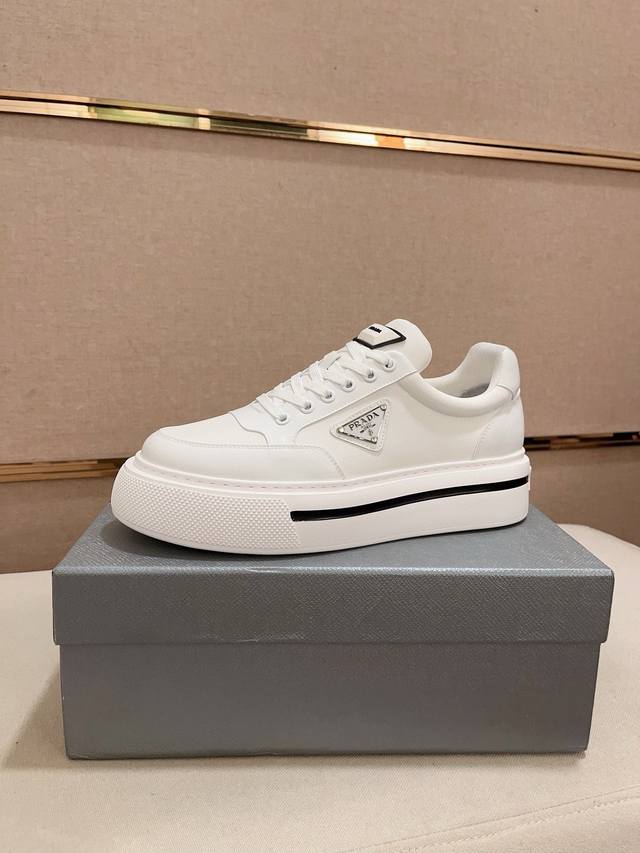 调工厂P价 男装男鞋 运动原单 高版本 高品质新款Prada 普拉达 专柜同步上市， 新款男鞋、面料精选头层牛皮。内里 进口弹力网牛皮内里。高端开模防滑橡胶大底
