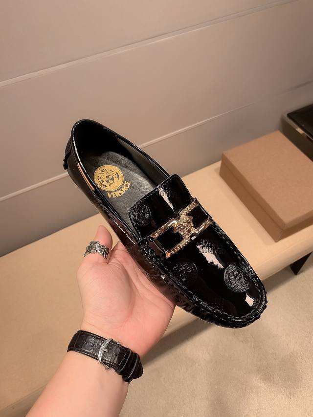 实价 ，品牌范思哲，官网原版四季巴黎时装周走秀款，范思哲惊世骇俗，不一样的感觉，自然不失高雅，[爱情] 鞋面采用头层进口意大利牛皮，头层永不掉色羊皮内里，穿着透