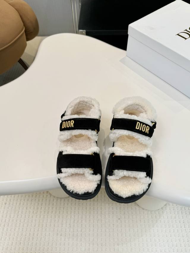 这款 Dioract 凉鞋以米色绒面羊皮革鞋面和白色皮毛一体效果里料重新诠释，打造时尚廓形。贴合脚型的舒适鞋底，搭配魔术贴饰带，鞋面饰带点缀以金色饰面金属 Di