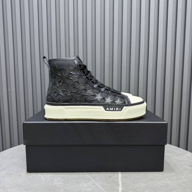 实价 Amiri埃米尔爆款情侣骨头鞋。休闲时尚领头羊。来自洛杉矶的高街潮牌独家爆版骨头鞋，众多明星网红同款，中国新说唱歌手小白Gali 王一博 杨幂等网红博主争