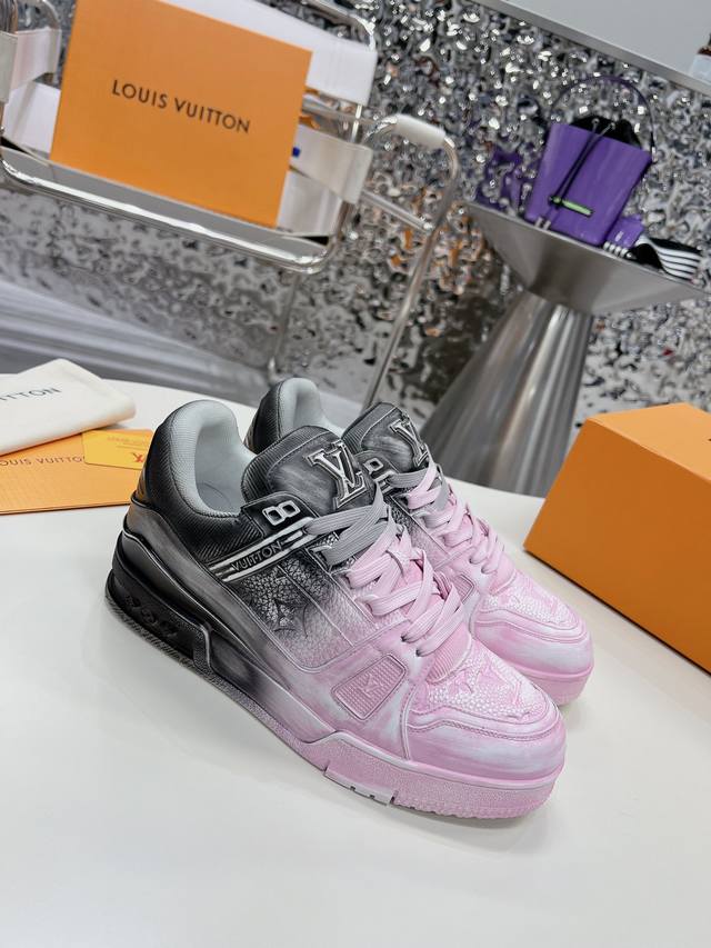 情侣款 新款 Lv水洗板鞋，顶级版本水洗鞋，Lv Trainer 篮球系列运动鞋，官网限定款复古篮球运动鞋！原版1:1精准复刻、所有细节都完美无瑕！ 鞋面用料独