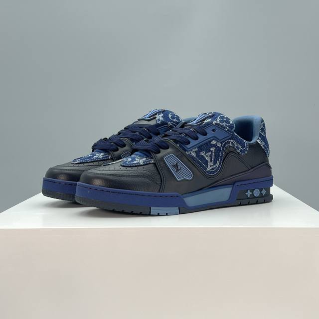 L 顶级出货！奢品 Trainer休闲运动鞋 临摹 Damier 帆布的两式经典纹理，令鞋面的繁复工艺更显瞩目，创意注胶橡胶外底升级舒适体验。棋盘格设计简洁，科