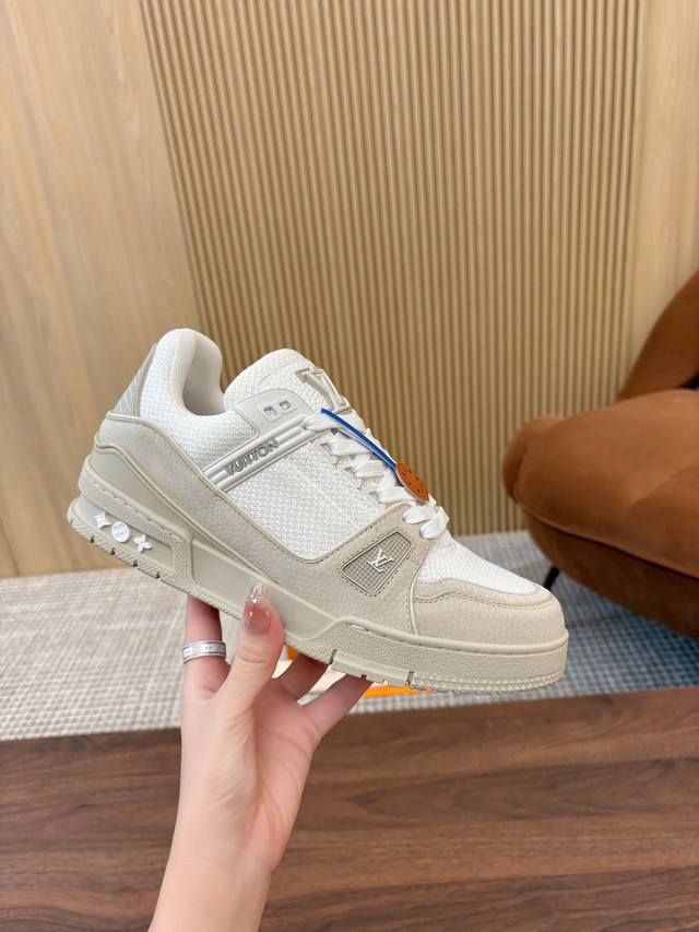 顶级版本： Lv Tarine路易威登L家 驴牌 休闲 运动鞋 滑板鞋 原版购入开发 做货 本款Lv Trainer 运动鞋选用牛皮革塑造繁复鞋面，需要数小时的