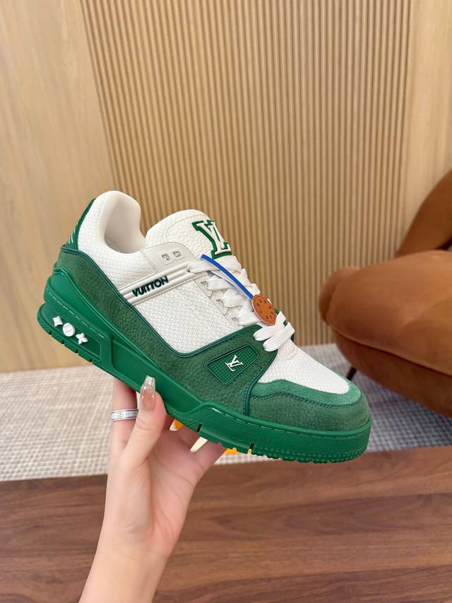 顶级版本 Lv Tarine路易威登L家 驴牌 休闲 运动鞋 滑板鞋 原版购入开发 做货 本款Lv Trainer 运动鞋选用牛皮革塑造繁复鞋面，需要数小时的匠