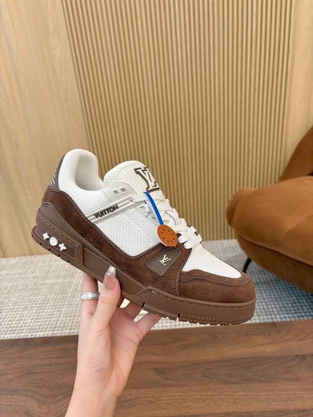 顶级版本 Lv Tarine路易威登L家 驴牌 情侣款 休闲 运动鞋 滑板鞋 原版购入开发 做货 本款Lv Trainer 运动鞋选用牛皮革塑造繁复鞋面，需要数