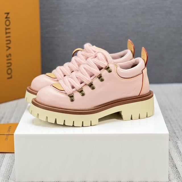 Louis Vuiteeon 路易威登系带厚底乐福鞋最新款德比鞋 这款松糕厚底系列今年非常爆，穿上增高效果，和时尚的引领绝对的Yyds！ 小牛皮Lv Remix