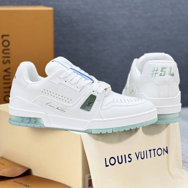 图片实拍，新三色可选。工厂P直供，高效发货 新款Lv Trainer 男士运动鞋出货，本款 Lv Trainer 运动鞋为粒面牛皮革渲染缤纷色调，鞋面点缀铆钉装