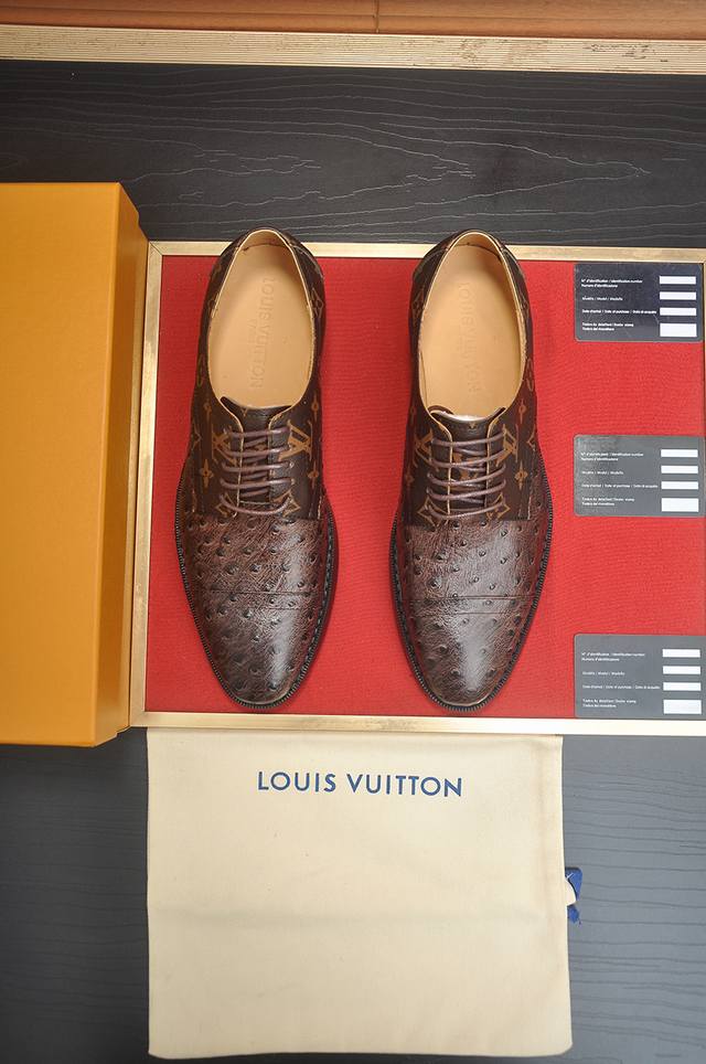 出厂价P Lv 原单牛皮内里 Lv最新真皮商务西装鞋官网同步上市，意大利进口 头层牛皮一比一重金打造，官网1:1橡胶大底。穿着百搭，高档不失档次，彩色搭配气度不