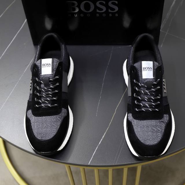 出厂价Pp： 品牌：Boss 标准码：38-44 45订做 等级：官网同款 材料：原厂皮料拼接 舒适透气内里 原厂耐磨大底 款式类别：男士时尚休闲鞋 跑步 运动
