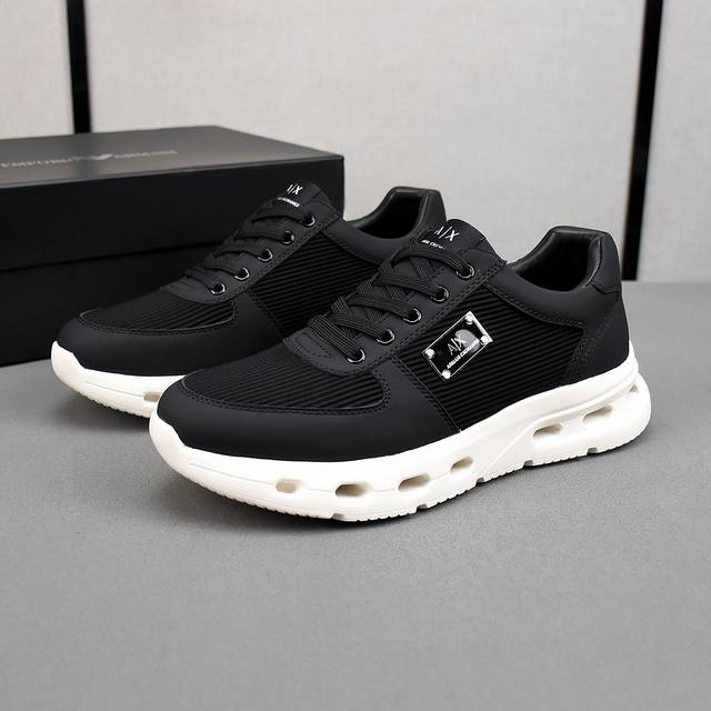 Armani 阿玛尼 Ax 。经典的设计成为永不落幕的时尚宠儿，采用进口牛皮鞋面，羊皮内里。四季可穿。品牌专用大底，整体设计和谐统一又不缺乏个性 你值得拥有！3