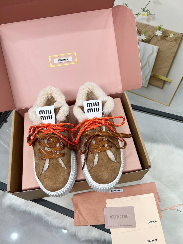 缪缪Miumiu新款上市毛里 2025年最新走秀款，经典升级 舒适度与时髦度并存经典黑白款百搭软底软面设计♀透气性好，随便怎么穿都好看，设计搭配不同风格需求 鞋