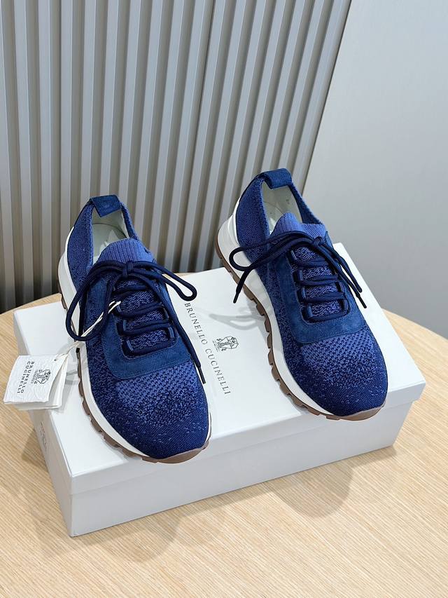 Brunello Cucinelli飞织男士运动鞋 珍贵纱启发了新运动鞋的设计，飞织鞋面以现代方式诠释经典款式。半抛光小牛皮饰条凸显在薄而舒适的针织物上，以鲜明