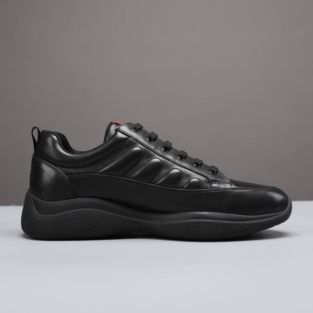 P家 秋冬切尔西男鞋，超A货 这款切尔西靴配有厚底，极简主义设计散发充满现代感的迷人魅力。面料进口牛皮，质感好，内里垫脚全牛皮 设计 方便穿着 ！大底防滑耐磨