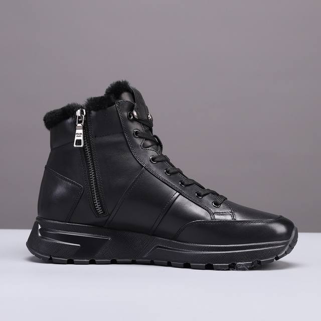 P家 秋冬切尔西男鞋，超A货 这款切尔西靴配有厚底大底，极简主义设计散发充满现代感的迷人魅力。面料进口牛皮，质感好，内里垫脚全毛里 穿着舒服保暖 ！无质量问题不