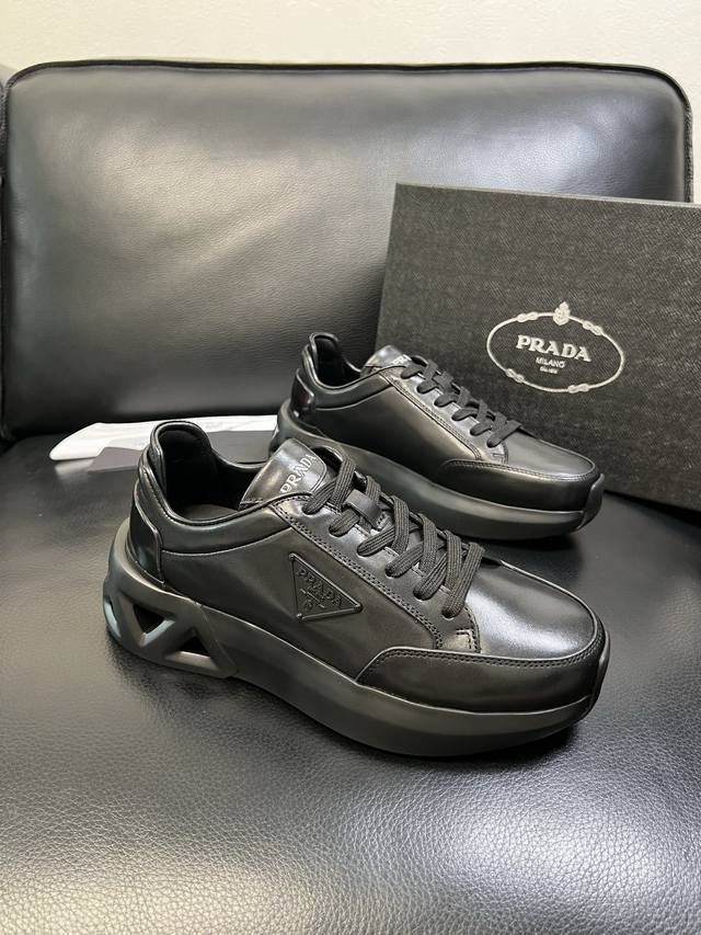Prada 顶级工艺品，普拉达 专柜同步，原厂配置意大利进口牛皮面料，进口牛皮内里垫，透气舒适，鞋底：原厂特供原版底，原厂跟单货 高品质 欢迎对比，码数 39-