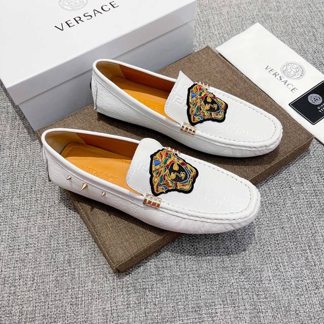 范思哲不同凡响，惊世骇俗，官网又一杰作，范思哲 Versace 创造了一个独特的时尚帝国，风靡全球。鞋面采用进牛皮+侧边三颗金钉，超美大气时尚，内里永不掉色的牛