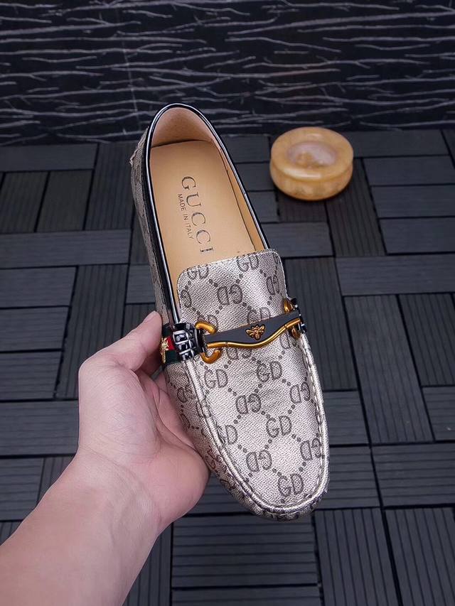 实价 ，品牌古奇，官方新款，这几年，古奇总是惊世骇俗... 羊皮里 官方新版，鞋面采用意大利头层牛皮，极尽奢华，男士的最爱，内里头层舒适羊皮原版进口耐磨橡胶底，