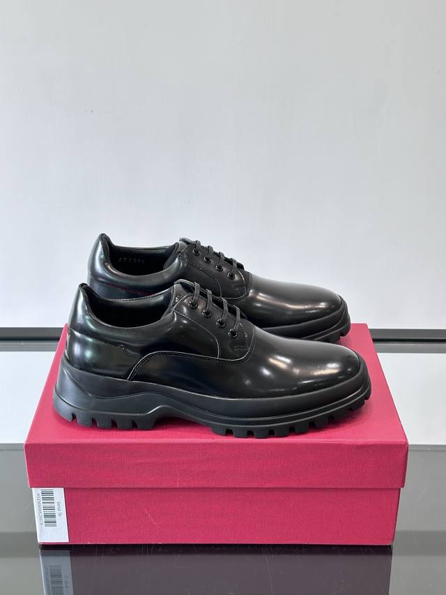 F高端男士休闲皮鞋，绅士臻享 型男必备 头层牛皮鞋面 皮质质感一览无余 小牛皮透气内里，防滑大底。细节精工细作！ P： 元， Size：39-44 38.45定