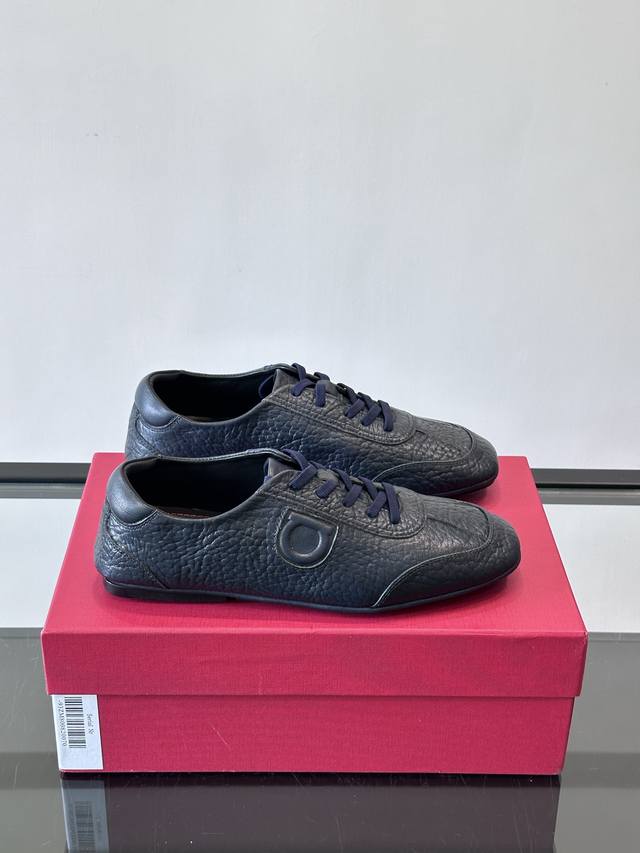 Ferragamo 菲拉格慕 新款男士休闲鞋，这款低帮休闲鞋鞋面选用进口牛皮面料。其灵感源自九十年代篮球鞋风格。配以轻盈橡胶鞋底，上脚舒适显高级！ P： 元 ，