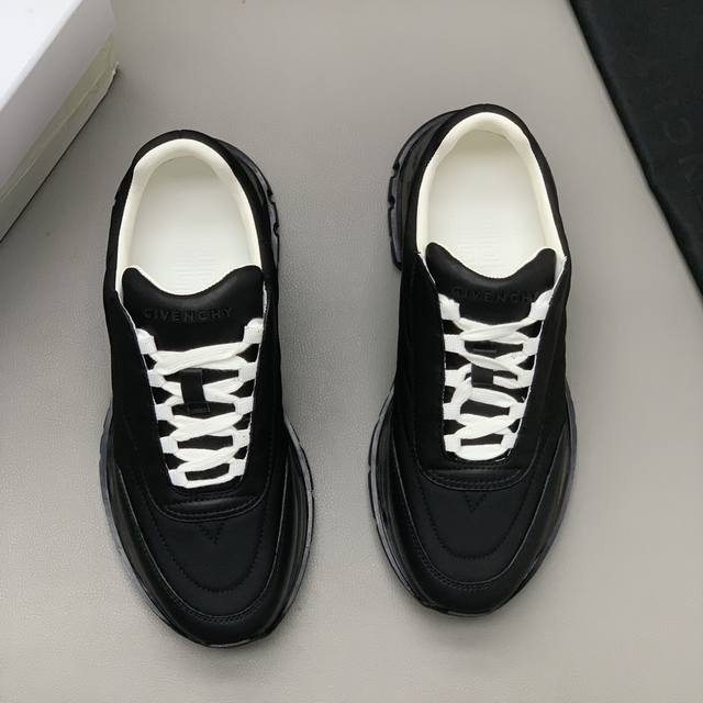 新款男士休闲鞋 此款采用拼色牛皮采用缝合细节，融入标志性元素和细节，品牌签名压印在鞋舌，背面及鞋底侧面，皮革鞋垫上，轻便且技术性强的鞋底，构造成柔软灵活的模型，