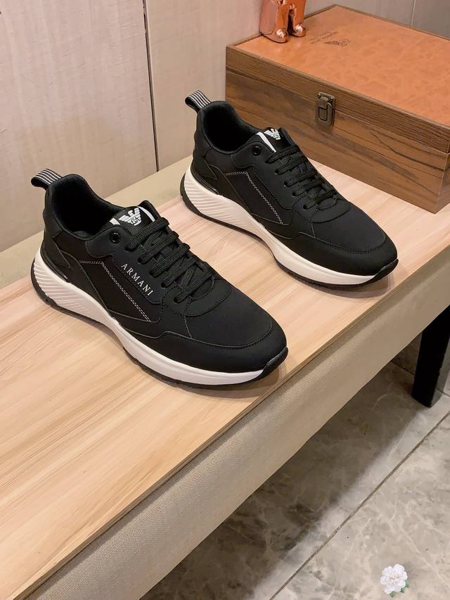 新款: 厂价 阿玛尼Armani* 最新爆款休闲鞋，顶端品牌 奢侈～代购，顶级～质量。 鞋面選用进口透气牛皮搭配材质透气羊皮垫脚 精细做工。原版个性时尚柔软橡膠