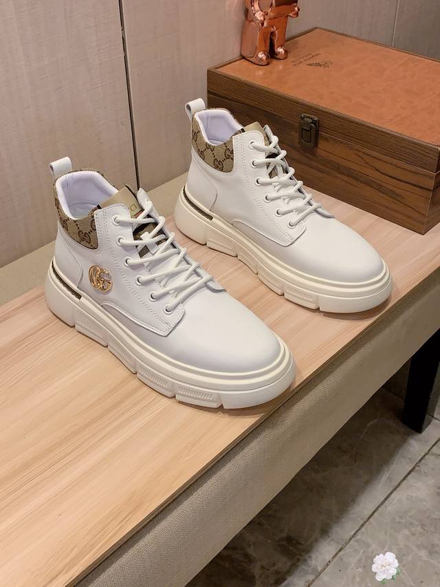 高帮新款: 厂价 古奇Gucci* 最新爆款休闲鞋，顶端品牌 奢侈～代购，顶级～质量。 鞋面選用进口透气牛皮搭配材质透气羊皮垫脚 精细做工。原版个性时尚柔软橡膠