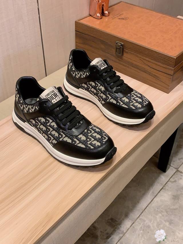 新款: 厂价 迪奥Dior* 最新爆款休闲鞋，顶端品牌 奢侈～代购，顶级～质量。 鞋面選用进口透气牛皮搭配材质透气羊皮垫脚 精细做工。原版个性时尚柔软橡膠耐磨防