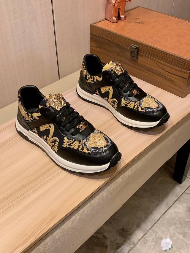 新款: 厂价 范思哲Versace* 最新爆款休闲鞋，顶端品牌 奢侈～代购，顶级～质量。 鞋面選用进口透气牛皮搭配材质透气羊皮垫脚 精细做工。原版个性时尚柔软橡
