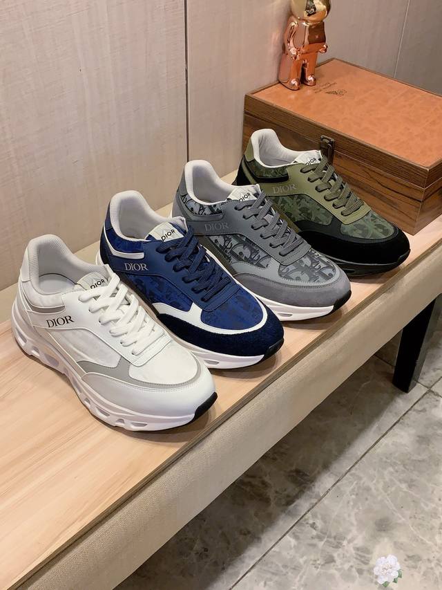 新款: 厂价 Boss* 最新爆款休闲鞋，顶端品牌 奢侈～代购，顶级～质量。 鞋面選用进口透气牛皮搭配材质透气羊皮垫脚 精细做工。原版个性时尚柔软橡膠耐磨防滑大