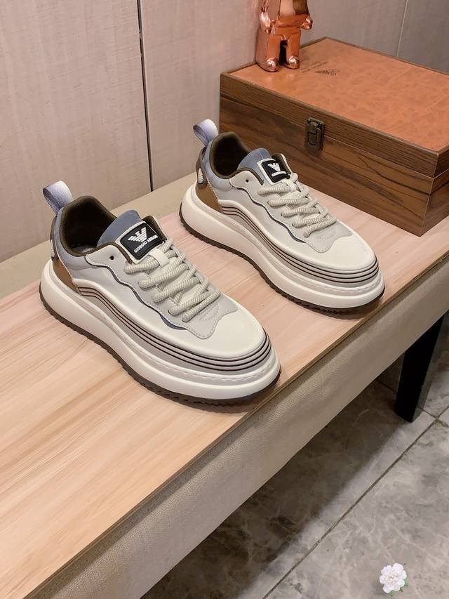 新款: 厂价 阿玛尼* 最新爆款休闲鞋，顶端品牌 奢侈～代购，顶级～质量。 鞋面選用进口透气牛皮搭配材质透气羊皮垫脚 精细做工。原版个性时尚柔软橡膠耐磨防滑大底