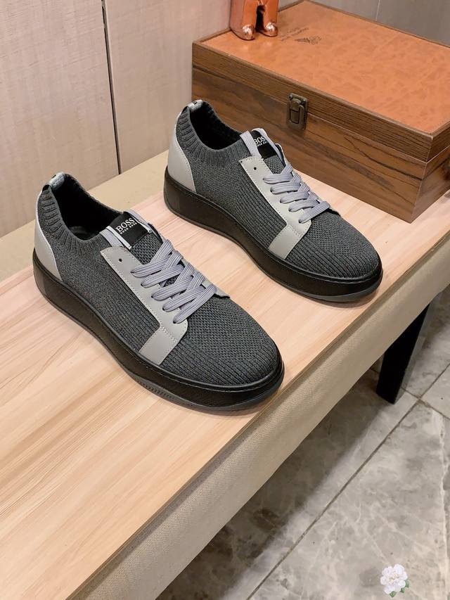 新款: 厂价 Boss* 最新爆款休闲鞋，顶端品牌 奢侈～代购，顶级～质量。 鞋面選用进口透气飞织搭配材质透气羊皮垫脚 精细做工。原版个性时尚柔软橡膠耐磨防滑大