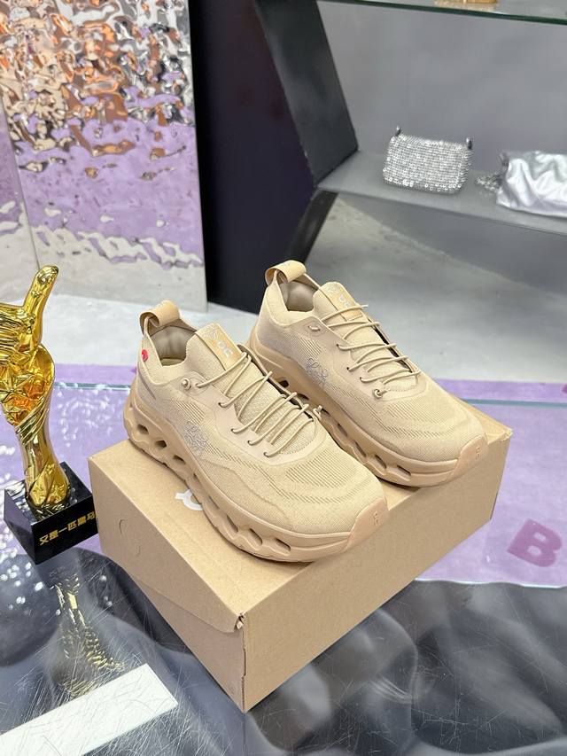 实价： 最新运动鞋 全套包装舒适度百分百 时尚又运动 众多明星同款 时尚界的一款联名爆款爆动时尚圈 Loewe X On昂跑Cloudtilt 罗意威 联名轻量