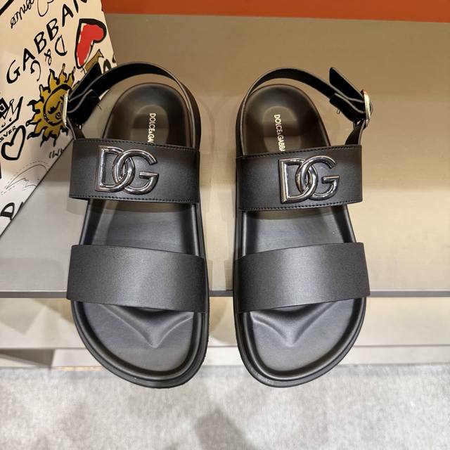码数38-46 Dg 男士凉鞋拖鞋。展现 高订风格设计。Dg饰带点缀以铝质 Dg搭扣提升格调。搭配舒适的同色调凹口鞋底，可与短裤或牛仔裤轻松搭配，打造精致造型。