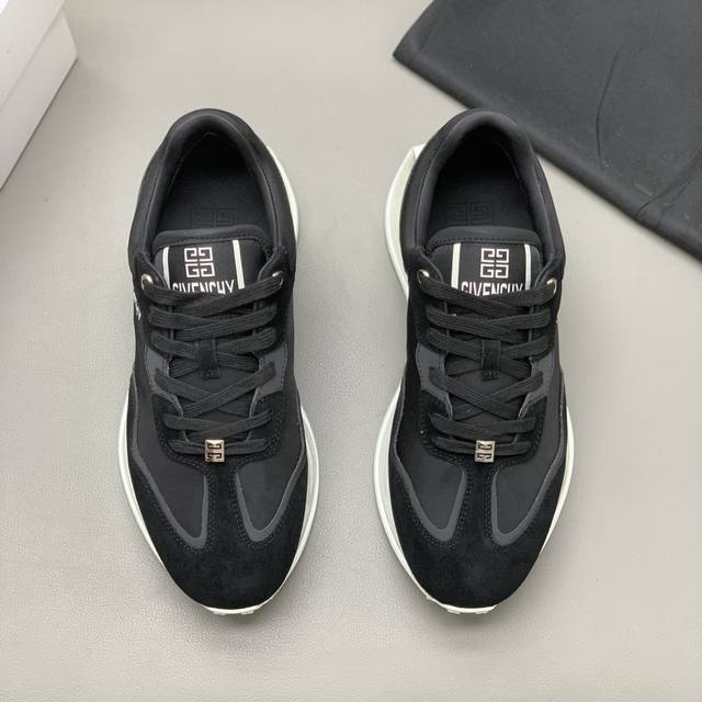 男士低帮休闲鞋 -采用黑色镂空皮革材质，鞋舌点缀4G Logo，侧面饰以Logo字母印花 -复古设计，轻盈透明和白色科技鞋底。 码数：39-45