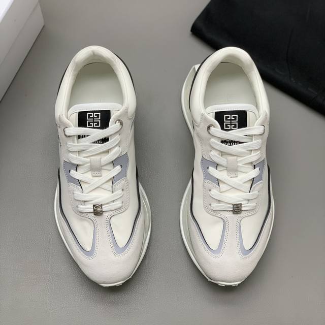 男士低帮休闲鞋 -采用白色镂空皮革材质，鞋舌点缀4G Logo，侧面饰以Logo字母印花 -复古设计，轻盈透明和白色科技鞋底。 码数：39-45