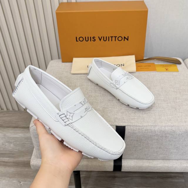 L 家 男士豆豆鞋 2025官网同步 市场顶级版本 进口头层荔枝纹白色牛里 原版包装 。尺码38-45