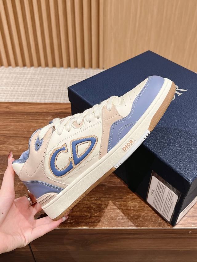 联名 迪奥&石头岛联名款顶级品质版上新 这款 B57 运动鞋是由金 琼斯 Kim Jones 操刀的迪奥二零二四春装系列之必备单品，以醒目的线条为每款造型锦上添