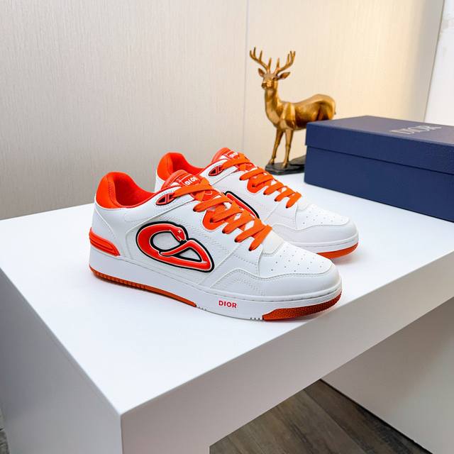 迪奥全新B57运动鞋，全新运动鞋顺应复古市场的趋势的Dadshoes风格鞋舌的Dior标志，B30运用了质感细腻的皮革和网眼布面材质拼成。鞋身两侧有显眼的字母C