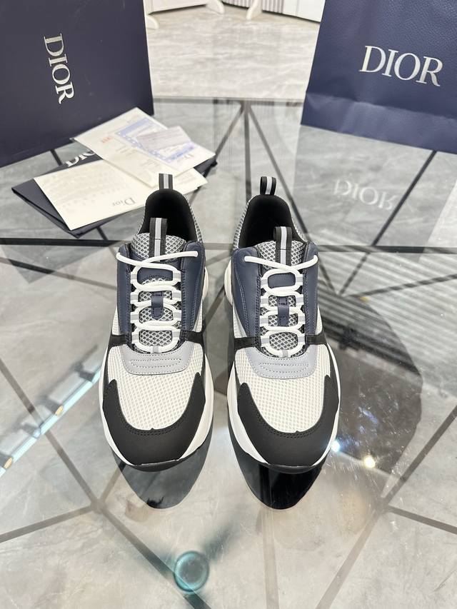 售 价: P 广州现货 全套包装 商品商标：Dior* 迪奥* 低帮休闲鞋 正码码数: 38-46 可订做47 B22 商品材料：鞋面进口牛皮拼接原版布料，透气