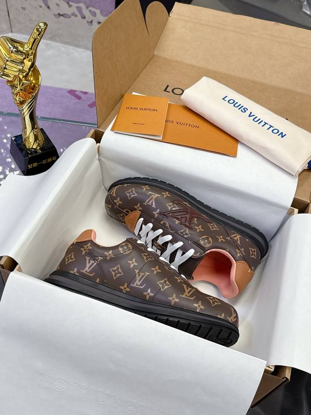 工厂P价P： 官方同步 阿甘鞋最新出炉 情侣款 欧美专柜上线 Lv路易威登 Louis Vuitton，简称Lv 品牌的。Lv是法国著名奢侈品品牌，1854年创